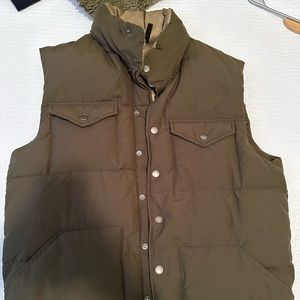 Mens M Jcrew green vest.